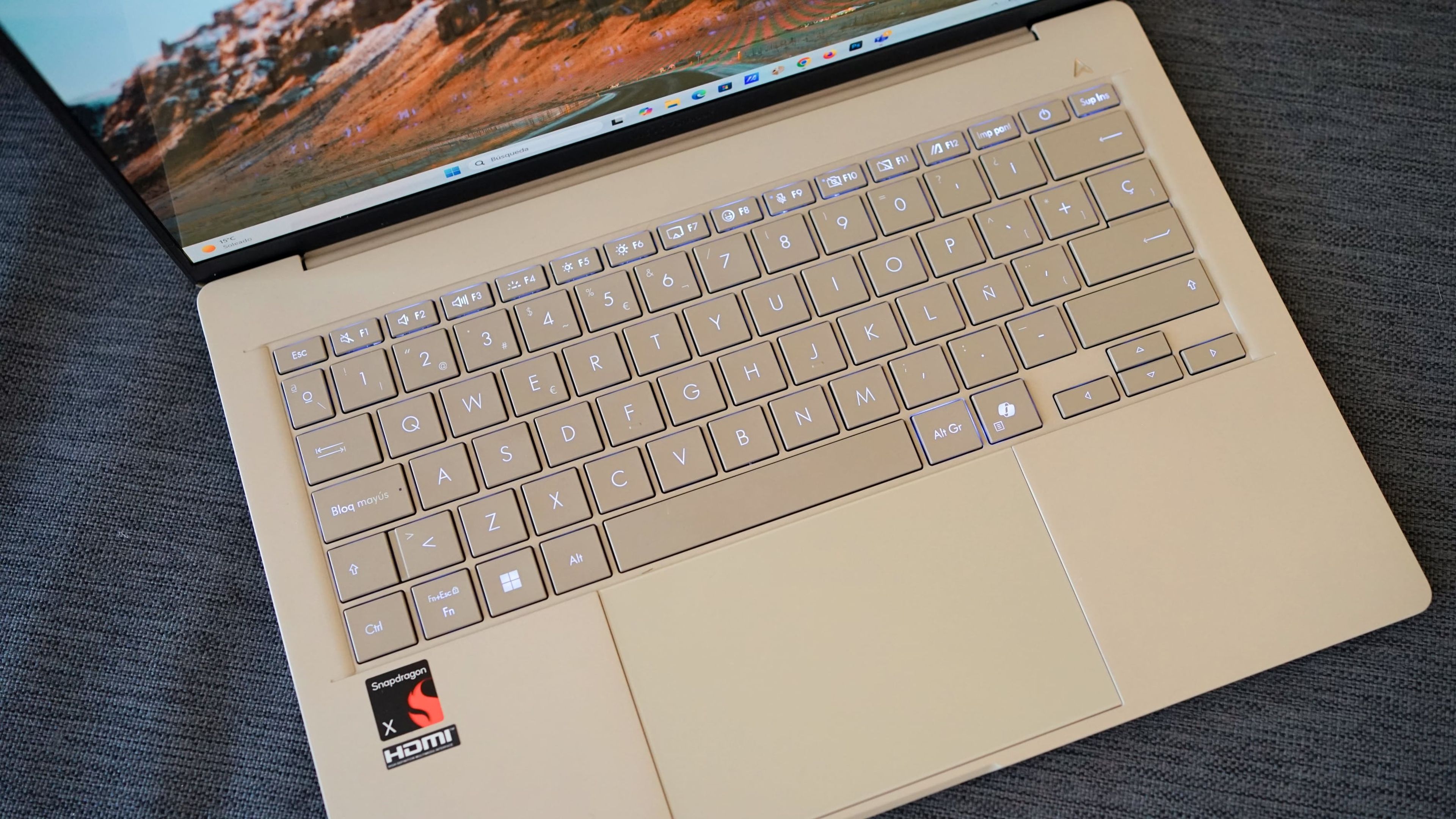 El teclado del Asus Zenbook A14 es cómodo, aunque con la Ç justo encima del Enter. El trackpad es grande, con gestos rápidos y preciso.