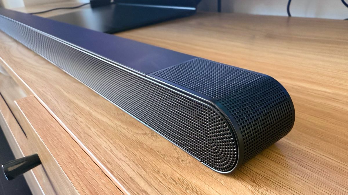 Lo mejor de la barra de sonido Samsung S800D es que confirma que un diseño compacto no da peor calidad de sonido