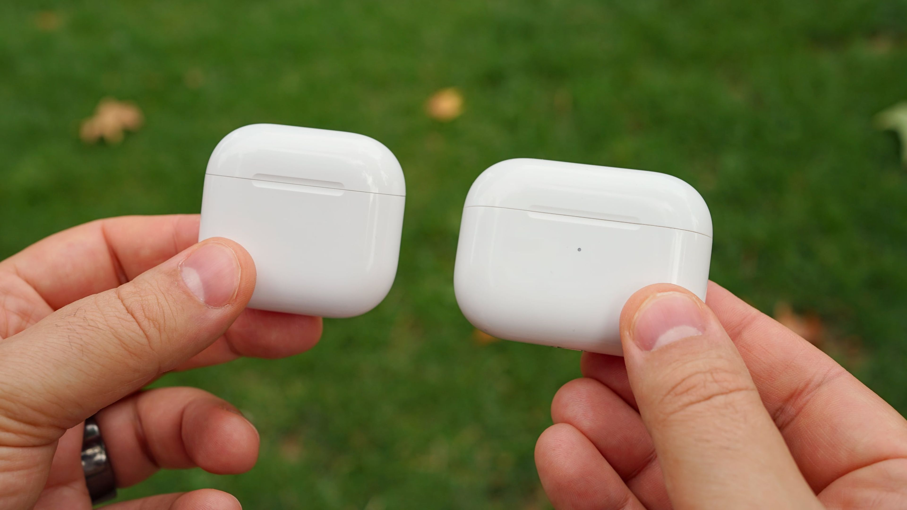 Caja de carga de AirPods 4 (izquierda) y AirPods Pro (derecha).