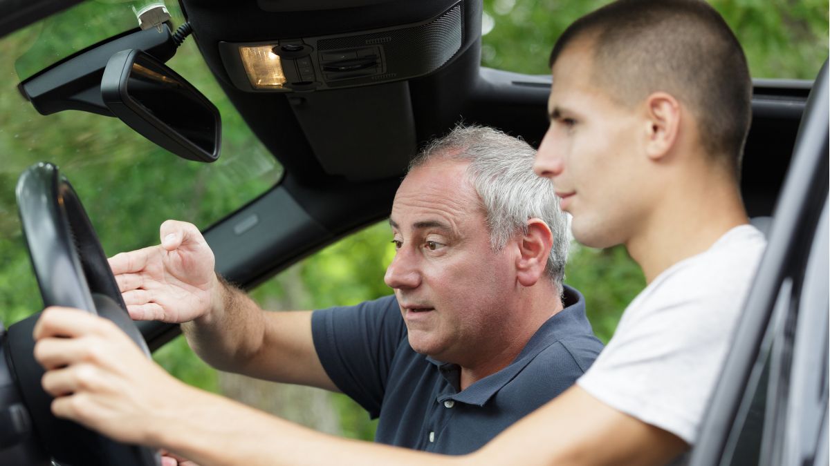 la DGT se está pensado que un familiar o amigo enseñe a conducir