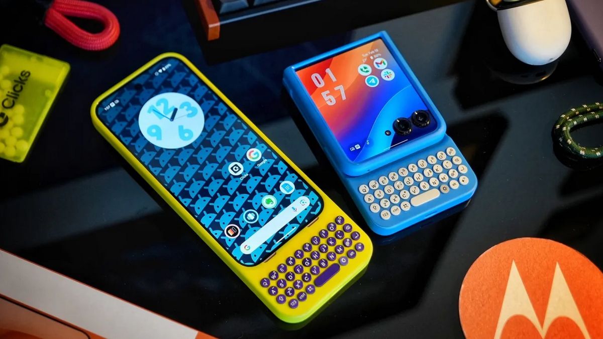 conviértelo en un Blackberry con las fundas Clicks con teclado físico