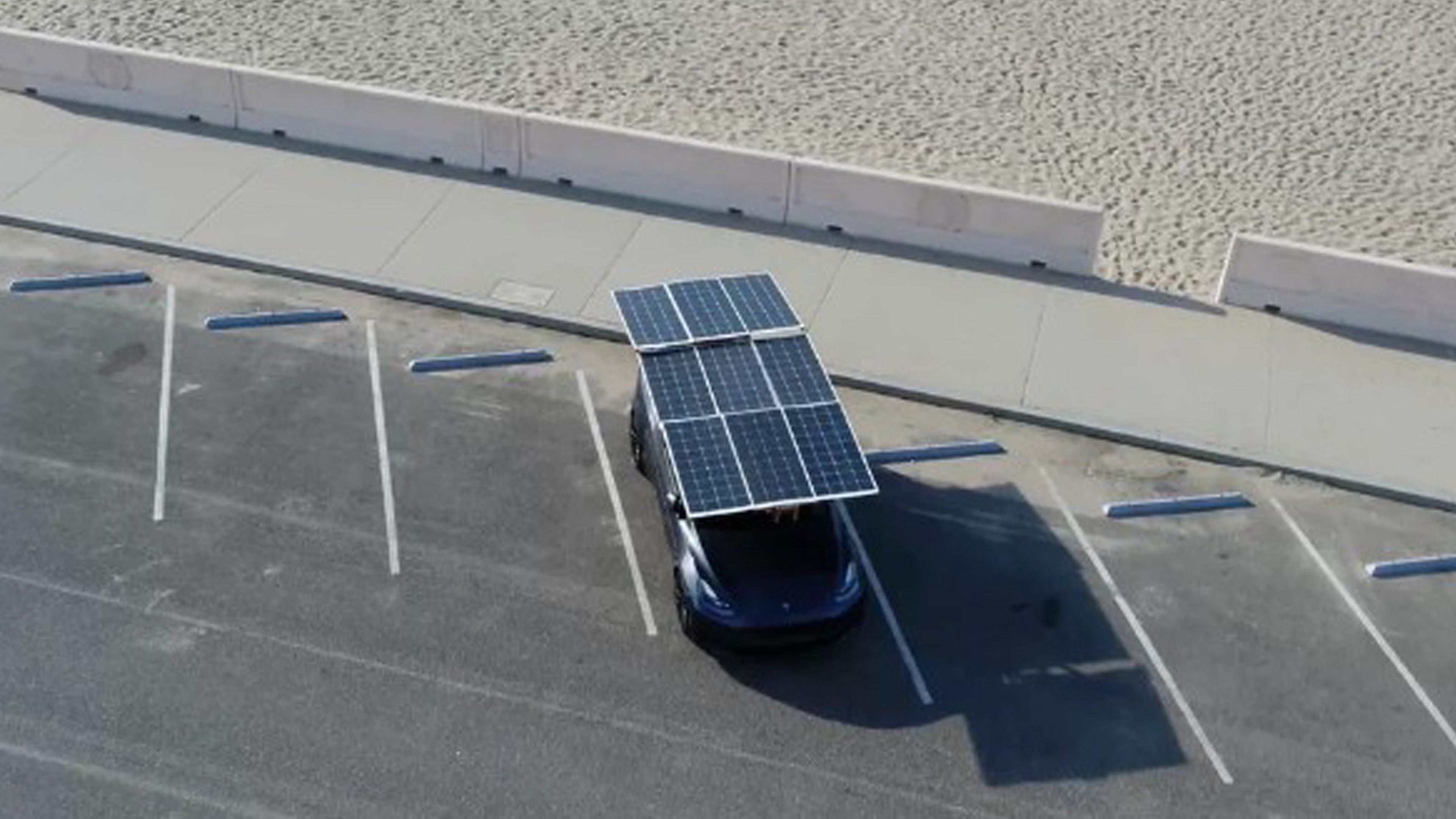 Tesla "tomando el sol" para recargar sus placas solares.